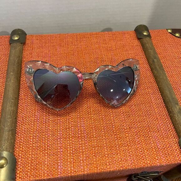 Betsey Johnson Accessories - NWT Betsey Johnson Clear Heart Shaped Cat Eye Sunglasses‎ Gift Vacation Fashion